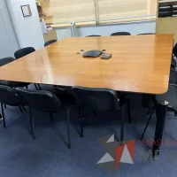 Lote 024 - Mesa de sala de juntas para 12 personas con base metálica, orificio para cables y cubierta color madera
