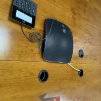 Lote 024 - Mesa de sala de juntas para 12 personas con base metálica, orificio para cables y cubierta color madera - Imagen 6