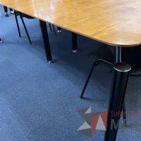 Lote 024 - Mesa de sala de juntas para 12 personas con base metálica, orificio para cables y cubierta color madera - Imagen 5