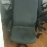 Lote 124 - Silla ejecutiva, asiento y respaldo alto en tela, con ruedas.