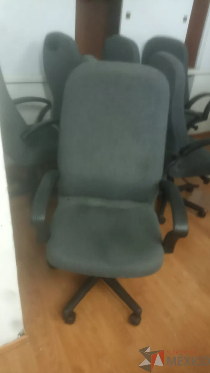 Lote 124 - Silla ejecutiva, asiento y respaldo alto en tela, con ruedas.