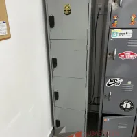 Lote 154 - Locker metálico alto color gris de 4 puertas - Imagen 5