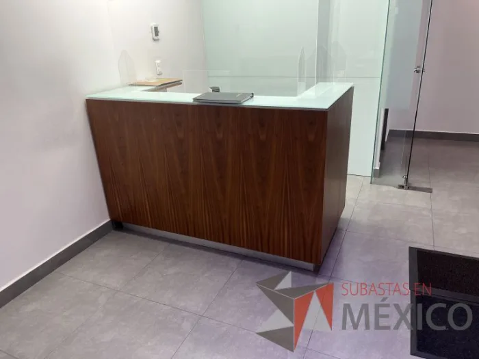 Lote 161 - Mueble de recepción color café con cubierta de vidrio - Imagen 8