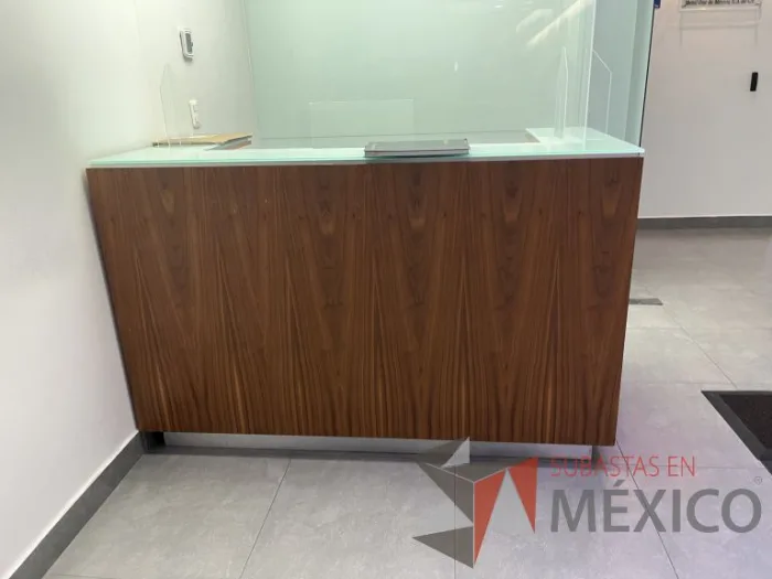 Lote 161 - Mueble de recepción color café con cubierta de vidrio - Imagen 5