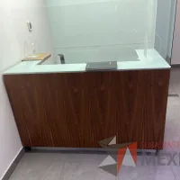 Lote 161 - Mueble de recepción color café con cubierta de vidrio - Imagen 4