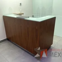 Lote 161 - Mueble de recepción color café con cubierta de vidrio - Imagen 3
