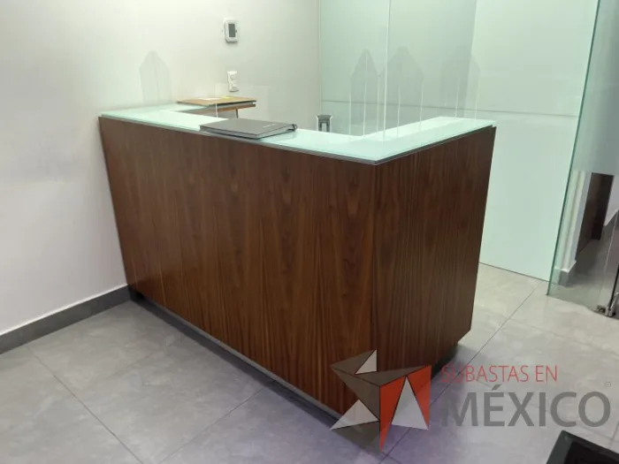 Lote 161 - Mueble de recepción color café con cubierta de vidrio - Imagen 3