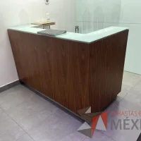 Lote 161 - Mueble de recepción color café con cubierta de vidrio
