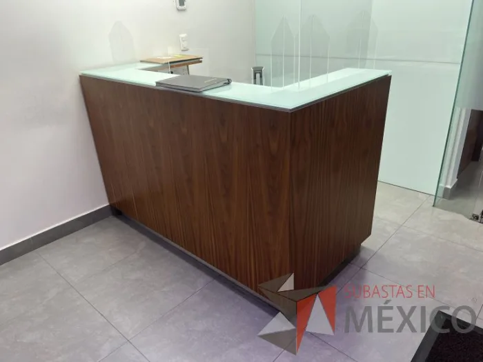 Lote 161 - Mueble de recepción color café con cubierta de vidrio