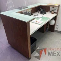 Lote 161 - Mueble de recepción color café con cubierta de vidrio - Imagen 7