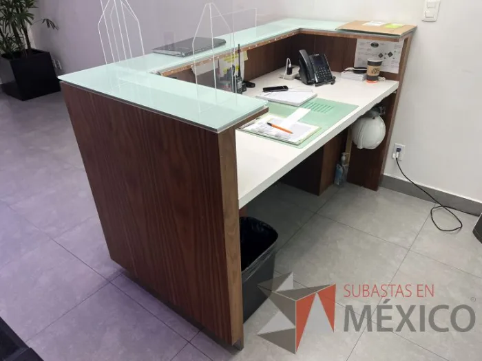 Lote 161 - Mueble de recepción color café con cubierta de vidrio - Imagen 7