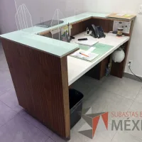 Lote 161 - Mueble de recepción color café con cubierta de vidrio - Imagen 6