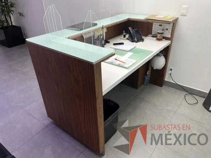 Lote 161 - Mueble de recepción color café con cubierta de vidrio - Imagen 6