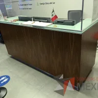 Lote 162 - Mueble de recepción para 2 personas color café con cubierta de vidrio - Imagen 6