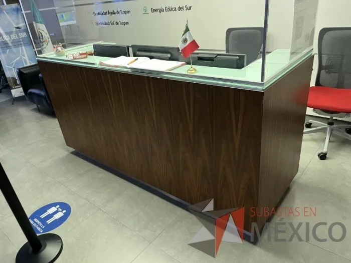 Lote 162 - Mueble de recepción para 2 personas color café con cubierta de vidrio - Imagen 6