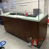 Lote 162 - Mueble de recepción para 2 personas color café con cubierta de vidrio
