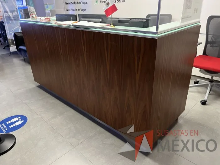 Lote 162 - Mueble de recepción para 2 personas color café con cubierta de vidrio - Imagen 12