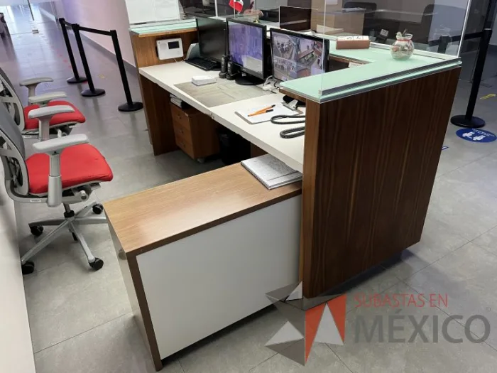 Lote 162 - Mueble de recepción para 2 personas color café con cubierta de vidrio - Imagen 7