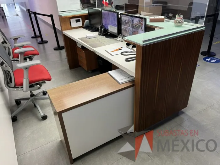 Lote 162 - Mueble de recepción para 2 personas color café con cubierta de vidrio - Imagen 11