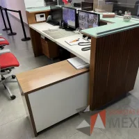 Lote 162 - Mueble de recepción para 2 personas color café con cubierta de vidrio - Imagen 4