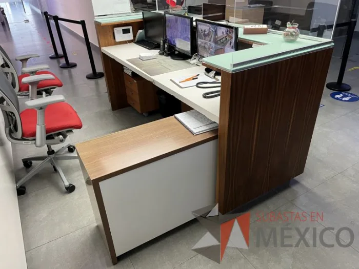 Lote 162 - Mueble de recepción para 2 personas color café con cubierta de vidrio - Imagen 4