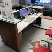 Lote 162 - Mueble de recepción para 2 personas color café con cubierta de vidrio - Imagen 3