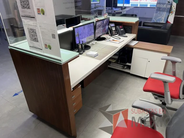 Lote 162 - Mueble de recepción para 2 personas color café con cubierta de vidrio - Imagen 3