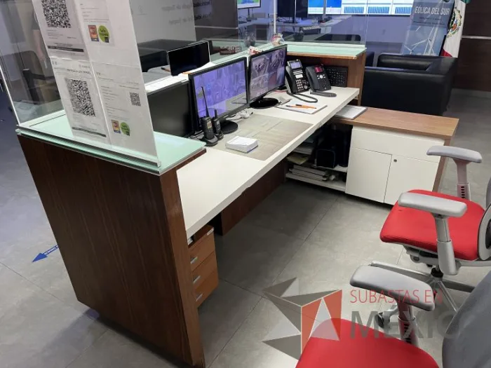 Lote 162 - Mueble de recepción para 2 personas color café con cubierta de vidrio - Imagen 2