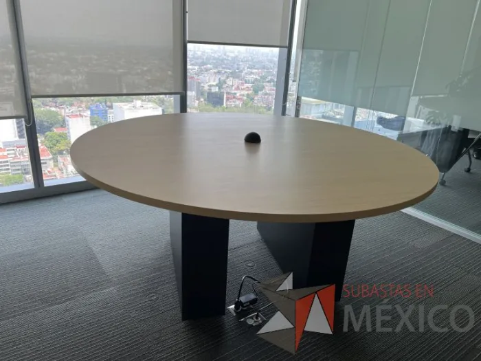 Lote 038 - Mesa de trabajo circular con base color negro