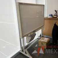 Lote 165 -Pizarrón electrónico con estructura metálica