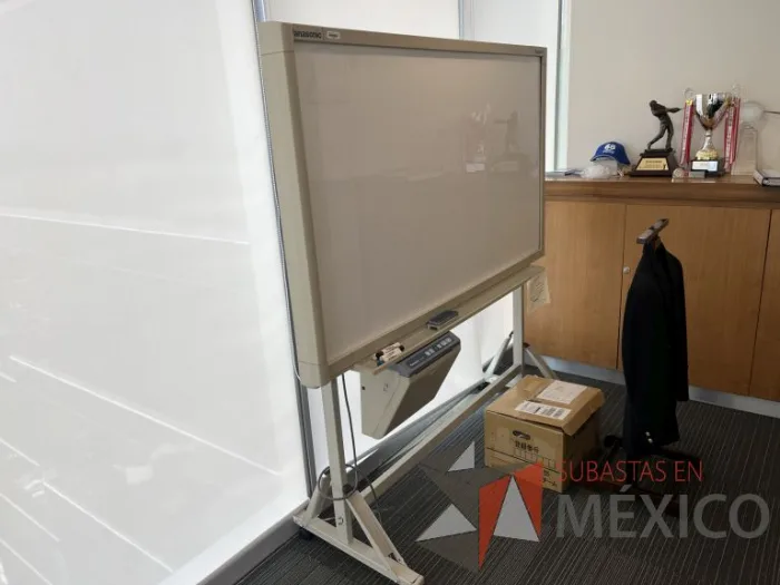 Lote 165 -Pizarrón electrónico con estructura metálica