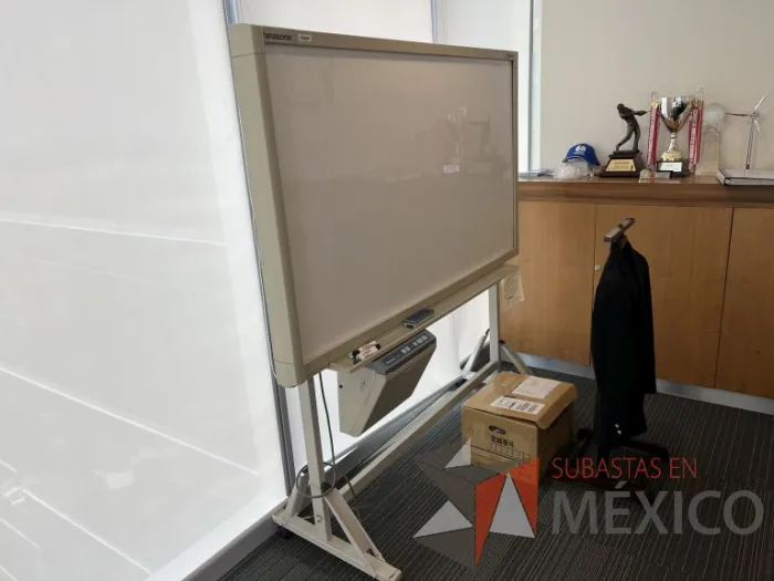 Lote 165 -Pizarrón electrónico con estructura metálica - Imagen 3