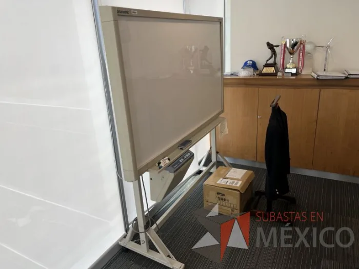 Lote 165 -Pizarrón electrónico con estructura metálica - Imagen 8