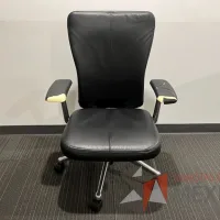 Lote 025 - Silla operativa con ruedas, descansabrazos asiento y respaldo en color negro