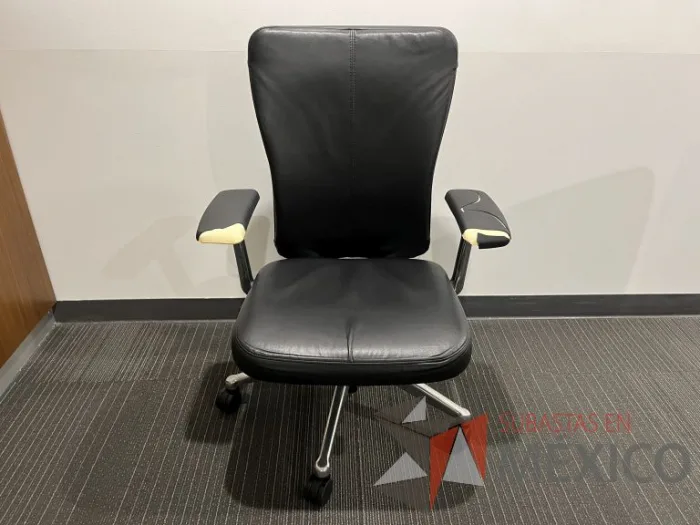 Lote 025 - Silla operativa con ruedas, descansabrazos asiento y respaldo en color negro