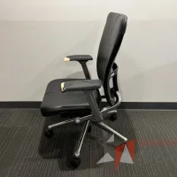 Lote 025 - Silla operativa con ruedas, descansabrazos asiento y respaldo en color negro - Imagen 3