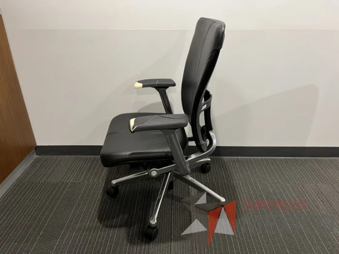 Lote 025 - Silla operativa con ruedas, descansabrazos asiento y respaldo en color negro - Imagen 3