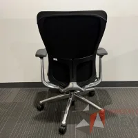 Lote 025 - Silla operativa con ruedas, descansabrazos asiento y respaldo en color negro - Imagen 4