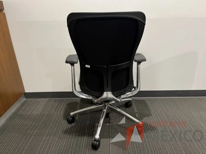 Lote 025 - Silla operativa con ruedas, descansabrazos asiento y respaldo en color negro - Imagen 4