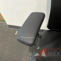 Lote 025 - Silla operativa con ruedas, descansabrazos asiento y respaldo en color negro - Imagen 6
