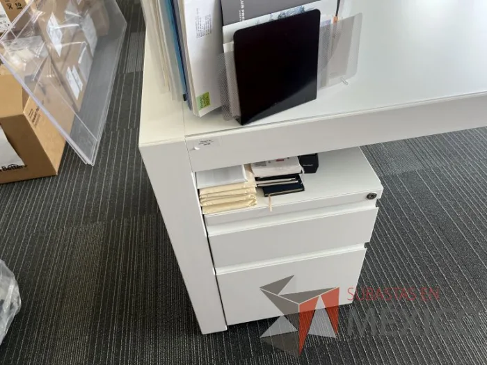 Lote 006 - Escritorio con archivero vertical de 2 cajones color blanco - Imagen 3
