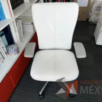 Lote 007 - Silla operativa con ruedas, descansabrazos asiento y respaldo en color blanco