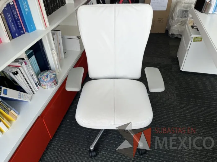 Lote 007 - Silla operativa con ruedas, descansabrazos asiento y respaldo en color blanco