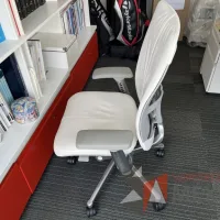 Lote 007 - Silla operativa con ruedas, descansabrazos asiento y respaldo en color blanco - Imagen 3