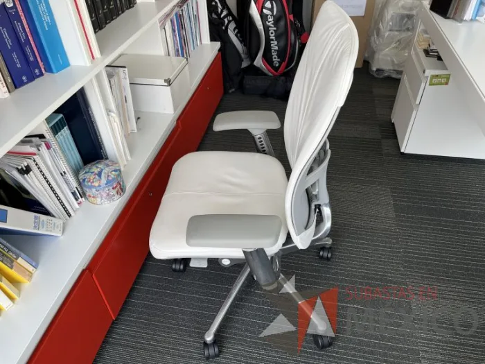 Lote 007 - Silla operativa con ruedas, descansabrazos asiento y respaldo en color blanco - Imagen 3