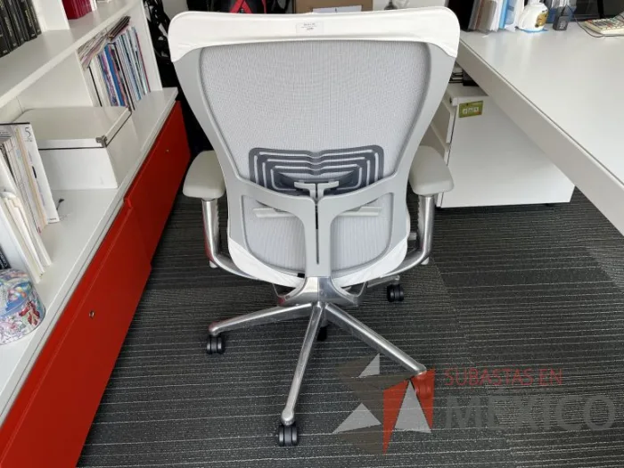 Lote 007 - Silla operativa con ruedas, descansabrazos asiento y respaldo en color blanco - Imagen 4
