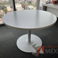 Lote 008 - Mesa de trabajo circular con base metálica y cubierta color blanco