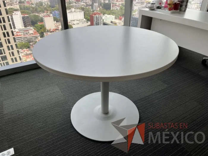 Lote 008 - Mesa de trabajo circular con base metálica y cubierta color blanco