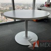 Lote 008 - Mesa de trabajo circular con base metálica y cubierta color blanco - Imagen 3