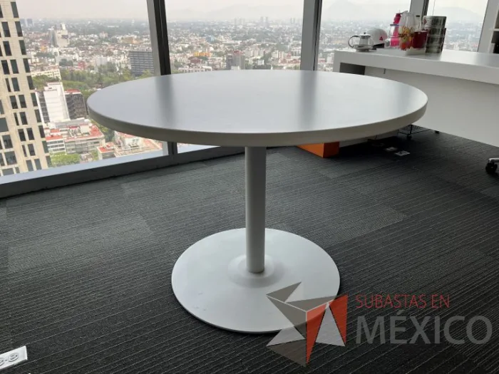 Lote 008 - Mesa de trabajo circular con base metálica y cubierta color blanco - Imagen 3